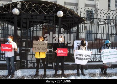 Kiev, Ukraine. 23 janvier 2021. Les activistes participent à un rassemblement avec la demande de la libération de l'oppositionniste russe Alexei Navalny devant l'ambassade de Russie à Kiev, Ukraine, 23 janvier 2021. Le politicien de l'opposition russe Alexei Navalny a été arrêté à son retour en Russie le 17 janvier 2021. Crédit : Serg Glovny/ZUMA Wire/Alay Live News Banque D'Images