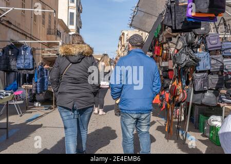 Campos, Espagne; janvier 23 2021: vue générale du marché hebdomadaire de la rue dans la ville de Campos. Mesures sanitaires par Covid-19, distance de sécurité et fac Banque D'Images