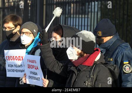 Kiev, Ukraine. 23 janvier 2021. Les activistes participent à un rassemblement avec la demande de la libération de l'oppositionniste russe Alexei Navalny devant l'ambassade de Russie à Kiev, Ukraine, 23 janvier 2021. Le politicien de l'opposition russe Alexei Navalny a été arrêté à son retour en Russie le 17 janvier 2021. Crédit : Serg Glovny/ZUMA Wire/Alay Live News Banque D'Images