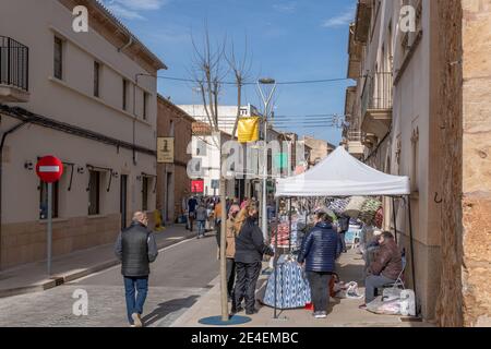 Campos, Espagne; janvier 23 2021: vue générale du marché hebdomadaire de la rue dans la ville de Campos. Mesures sanitaires par Covid-19, distance de sécurité et fac Banque D'Images