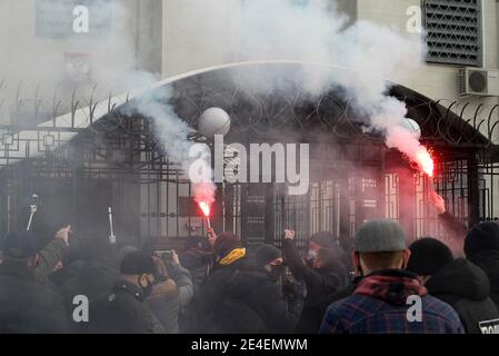 Kiev, Ukraine. 23 janvier 2021. Les militants d'extrême-droite ukrainiens brûlent des torches pour protester contre les partisans de l'oppositionniste russe Alexei Navalny qui exigent sa libération lors de deux manifestations devant l'ambassade de Russie à Kiev, Ukraine, le 23 janvier 2021. Le politicien de l'opposition russe Alexei Navalny a été arrêté à son retour en Russie le 17 janvier 2021. Crédit : Serg Glovny/ZUMA Wire/Alay Live News Banque D'Images