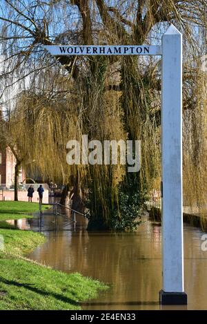 Le panneau du canal Fingerpost se dresse dans les eaux d'inondation après que la rivière Severn éclate ses berges dans la ville de Stourport-on-Severn, Worcestershire, Angleterre, Royaume-Uni Banque D'Images