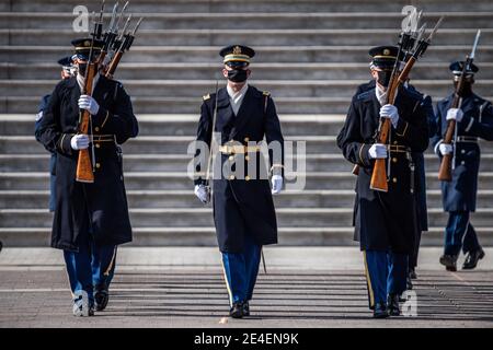 Washington, États-Unis d'Amérique. 20 janvier 2021. Les soldats du 3e Régiment d'infanterie, connu sous le nom de la vieille garde, descendent l'avenue Pennsylvania pendant le 59e défilé d'inauguration présidentielle le 20 janvier 2021 à Washington, DC crédit: Planetpix/Alay Live News Banque D'Images