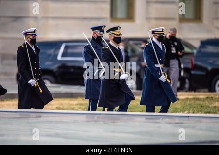 Washington, États-Unis d'Amérique. 20 janvier 2021. Les soldats du 3e Régiment d'infanterie, connu sous le nom de la vieille garde, descendent l'avenue Pennsylvania pendant le 59e défilé d'inauguration présidentielle le 20 janvier 2021 à Washington, DC crédit: Planetpix/Alay Live News Banque D'Images