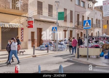 Campos, Espagne; janvier 23 2021: vue générale du marché hebdomadaire de la rue dans la ville de Campos. Mesures sanitaires par Covid-19, distance de sécurité et fac Banque D'Images