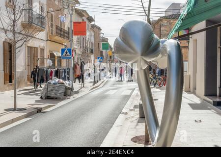 Campos, Espagne; janvier 23 2021: vue générale du marché hebdomadaire de la rue dans la ville de Campos. Mesures sanitaires par Covid-19, distance de sécurité et fac Banque D'Images