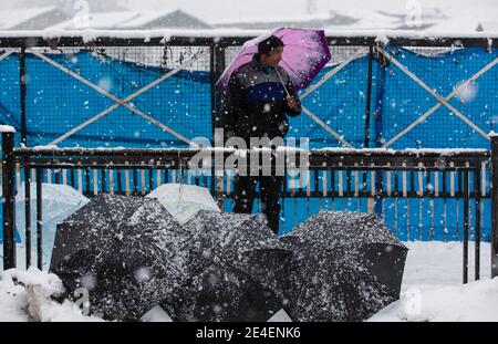 Srinagar, Cachemire sous contrôle indien. 23 janvier 2021. Un vendeur vend des parapluies dans la ville de Srinagar, la capitale estivale du Cachemire sous contrôle indien, le 23 janvier 2021. Samedi, une chute de neige a frappé le Cachemire contrôlé par l'Inde. Crédit : Javed Dar/Xinhua/Alay Live News Banque D'Images