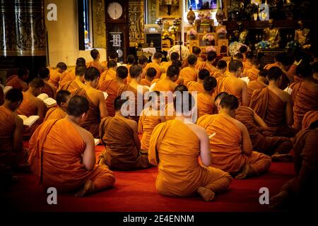 De jeunes moines priant dans le temple en Thaïlande Banque D'Images