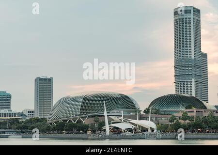 Esplanade Theatres près de la salle de concert Bay (également surnommée Durian) à Waterfront, Marina Bay, Singapour. Banque D'Images