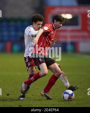 Conor McGrandles de Lincoln City (à droite) et Shaun McWilliams de Northampton Town se battent pour le ballon lors du match de la Sky Bet League One au STADE LNER, Lincoln. Date de la photo: Samedi 23 janvier 2021. Banque D'Images