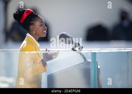 Washington, États-Unis d'Amérique. 20 janvier 2021. Amanda Gorman raconte son poème inaugural, The Hill We Climb, lors de la 59e cérémonie d'inauguration présidentielle au West Front of the U.S. Capitol le 20 janvier 2021 à Washington, DC Credit: Planetpix/Alay Live News Banque D'Images