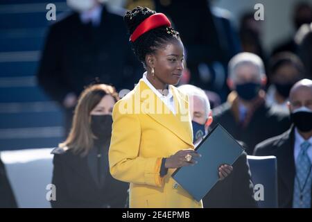 Washington, États-Unis d'Amérique. 20 janvier 2021. Amanda Gorman raconte son poème inaugural, The Hill We Climb, lors de la 59e cérémonie d'inauguration présidentielle au West Front of the U.S. Capitol le 20 janvier 2021 à Washington, DC Credit: Planetpix/Alay Live News Banque D'Images