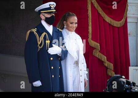 Washington, États-Unis d'Amérique. 20 janvier 2021. La superstar musicale Jennifer Lopez arrive à la 59e cérémonie d'inauguration présidentielle au front ouest du Capitole des États-Unis le 20 janvier 2021 à Washington, DC crédit: Planetpix/Alay Live News Banque D'Images