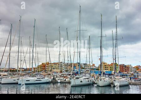Las Galletas, Tenerife, Espagne - 14 décembre 2019: Yachts à voile à Marina del sur à Las Galletas Banque D'Images