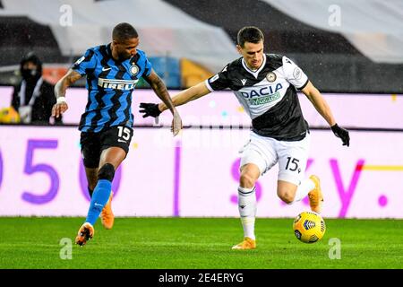 Udine, Italie. 23 janvier 2021. Udine, Italie, Friuli - stade Dacia Arena, 23 janvier 2021, Kevin Lasagna d'Udinese en action contre Ashley Young d'Internazionale pendant Udinese Calcio vs FC Internazionale - football italien série A Match Credit: Ettore Griffoni/LPS/ZUMA Wire/Alay Live News Banque D'Images