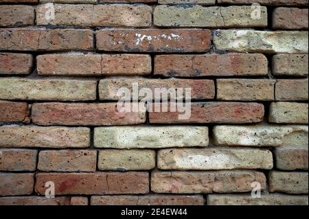 détail d'un morceau d'un vieux mur détérioré formé de briques et de mortier. Banque D'Images