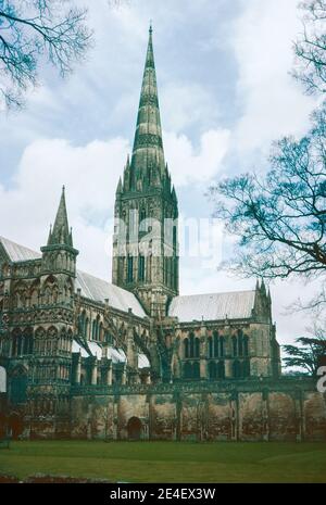 La cathédrale de Salisbury, officiellement connue sous le nom d'église de la Sainte Vierge Marie. Numérisation d'archivage à partir d'une lame. Mai 1966. Banque D'Images