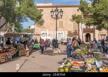 Campos, Espagne; janvier 23 2021: vue générale du marché hebdomadaire de la rue dans la ville de Campos. Mesures sanitaires par Covid-19, distance de sécurité et fac Banque D'Images