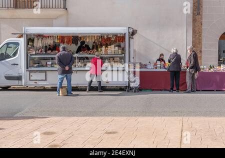 Campos, Espagne; janvier 23 2021: vue générale du marché hebdomadaire de la rue dans la ville de Campos. Mesures sanitaires par Covid-19, distance de sécurité et fac Banque D'Images