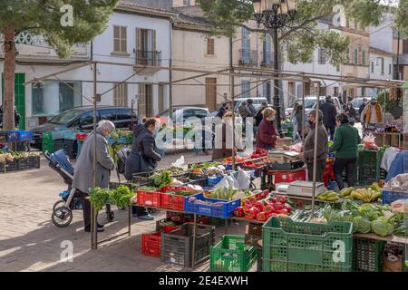 Campos, Espagne; janvier 23 2021: vue générale du marché hebdomadaire de la rue dans la ville de Campos. Mesures sanitaires par Covid-19, distance de sécurité et fac Banque D'Images