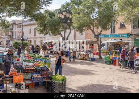 Campos, Espagne; janvier 23 2021: vue générale du marché hebdomadaire de la rue dans la ville de Campos. Mesures sanitaires par Covid-19, distance de sécurité et fac Banque D'Images