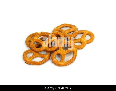 Le bretzel de craquelins salés se colle sur fond blanc. En-cas salés de fête fond. Quelques bretzels sur fond blanc. Banque D'Images