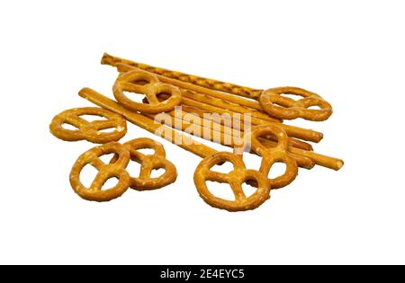 Le bretzel de craquelins salés se colle sur fond blanc. En-cas salés de fête fond. Quelques bretzels sur fond blanc. Banque D'Images