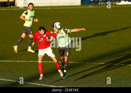 CREWE, ANGLETERRE. 23 JANVIER : les Cris Chris porter affronteront Wimbledons Wimbledons will Nightingale lors du match de la Sky Bet League 1 entre Crewe Alexandra et AFC Wimbledon au stade Alexandra, Crewe, le samedi 23 janvier 2021. (Credit: Chris Donnelly | MI News) Credit: MI News & Sport /Alay Live News Banque D'Images