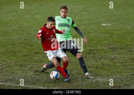 CREWE, ANGLETERRE. 23 JANV. : Crewes Tom Lowery organise le match de Wimbledons Daniel Csoka lors du match de la Ligue 1 de Sky Bet entre Crewe Alexandra et AFC Wimbledon au stade Alexandra, Crewe, le samedi 23 janvier 2021. (Credit: Chris Donnelly | MI News) Credit: MI News & Sport /Alay Live News Banque D'Images