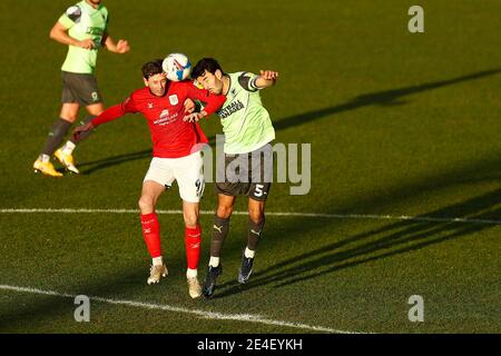 CREWE, ANGLETERRE. 23 JANVIER : les Cris Chris porter affronteront Wimbledons Wimbledons will Nightingale lors du match de la Sky Bet League 1 entre Crewe Alexandra et AFC Wimbledon au stade Alexandra, Crewe, le samedi 23 janvier 2021. (Credit: Chris Donnelly | MI News) Credit: MI News & Sport /Alay Live News Banque D'Images