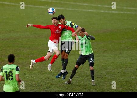 CREWE, ANGLETERRE. 23 JANVIER : les Cris Chris porter affronteront Wimbledons Wimbledons will Nightingale lors du match de la Sky Bet League 1 entre Crewe Alexandra et AFC Wimbledon au stade Alexandra, Crewe, le samedi 23 janvier 2021. (Credit: Chris Donnelly | MI News) Credit: MI News & Sport /Alay Live News Banque D'Images