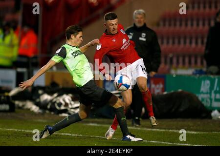 CREWE, ANGLETERRE. 23 JANV.: Crewes Oli Finney affrontements avec les Wimbledons Daniel Csoka lors du match de la Ligue 1 du pari du ciel entre Crewe Alexandra et AFC Wimbledon au stade Alexandra, Crewe, le samedi 23 janvier 2021. (Credit: Chris Donnelly | MI News) Credit: MI News & Sport /Alay Live News Banque D'Images