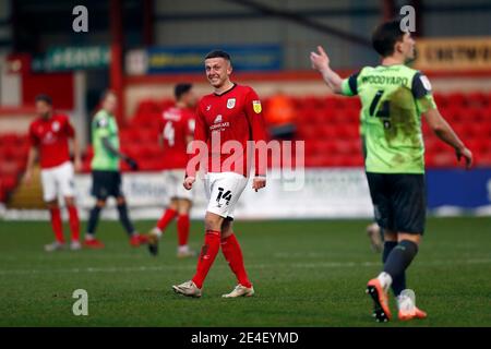 CREWE, ANGLETERRE. 23 JANV.: Crewes Oli Finney rit à la décision de la ref lors du match Sky Bet League 1 entre Crewe Alexandra et AFC Wimbledon au stade Alexandra, Crewe, le samedi 23 janvier 2021. (Credit: Chris Donnelly | MI News) Credit: MI News & Sport /Alay Live News Banque D'Images