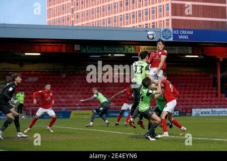 CREWE, ANGLETERRE. 23 JANVIER : Crewes Billy Jones dirige un tir dans la seconde moitié lors du match de la Ligue 1 de pari de Sky entre Crewe Alexandra et AFC Wimbledon au stade Alexandra, Crewe, le samedi 23 janvier 2021. (Credit: Chris Donnelly | MI News) Credit: MI News & Sport /Alay Live News Banque D'Images