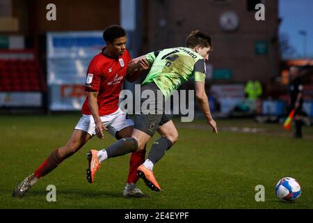 CREWE, ANGLETERRE. 23 JANV. : les Griffiths de Crewes Regan affronte les Wimbledons Alex Woodyard lors du match de la Sky Bet League 1 entre Crewe Alexandra et AFC Wimbledon au stade Alexandra, Crewe, le samedi 23 janvier 2021. (Credit: Chris Donnelly | MI News) Credit: MI News & Sport /Alay Live News Banque D'Images