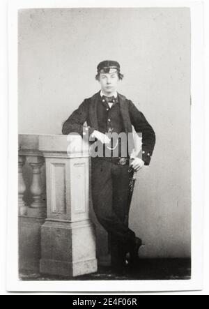 Photographie vintage du XIXe siècle : sous le nom de marquis de Queensbury. John Sholto Douglas, 9e marquis de Queensberry (20 juillet 1844 – 31 janvier 1900), était un noble écossais, dont on se souvient pour son athéisme, ses opinions éprises, sa manière brutale, pour avoir donné son nom aux « règles de Queensberry » qui forment la base de la boxe moderne, Et pour son rôle dans la chute de l'auteur et dramaturge irlandais Oscar Wilde. Carte de visite portrait c.1860, faisant le sitter autour de 16, qui semble correct. Banque D'Images