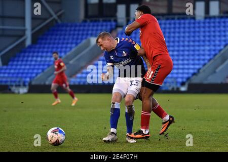 OLDHAM, ANGLETERRE. JAN 23TH Oldham Athletic's Nicky Adams défenses avec Tristan Abrahams du comté de Newport pendant le match Sky Bet League 2 entre Oldham Athletic et Newport County à Boundary Park, Oldham, le samedi 23 janvier 2021. (Crédit : Eddie Garvey | MI News) Banque D'Images