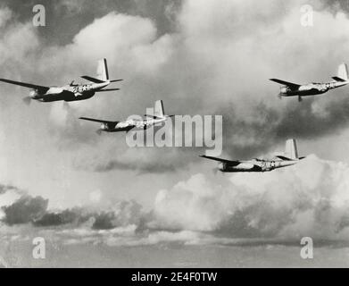 Photographie de la Seconde Guerre mondiale - photo militaire américaine officielle : vol de quatre envahisseurs Douglas A-26, bombardiers légers, dans le cadre du bombardement de l'armée de l'air en Allemagne en 9th. Banque D'Images