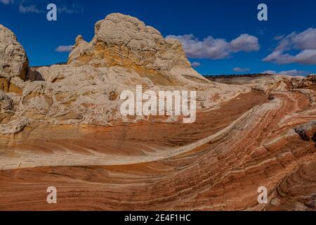 Formations de grès superposées à White Pocket, monument national Vermilion Cliffs, Arizona, États-Unis Banque D'Images