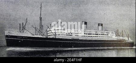 Une photo imprimée des années 1940 du « Dominion Monarch » (bateau à moteur à quatre vis) britannique, un navire de transport de passagers et de poste qui naviguait en Australie et en Nouvelle-Zélande. Elle était un passager britannique (air conditionné et réfrigéré) de cargaison de ligne. Son nom fait référence au Dominion de la Nouvelle-Zélande. Le navire réfrigéré record construit en Angleterre a plus tard servi de transporteur de troupes, plus tard encore comme un hôtel flottant. Lancée en 1938, elle a été construite par Swan Hunter et Wigham Richardson de Wallsend en tant que cour numéro 1547 pour la ligne Shaw, Savill & Albion. Elle a été mise au rebut au Japon. Banque D'Images