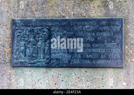 Plaque décrivant les défenses côtières de Southend on Sea, Essex, Royaume-Uni, construite en 1940 pendant la Seconde Guerre mondiale contre la menace d'invasion Banque D'Images