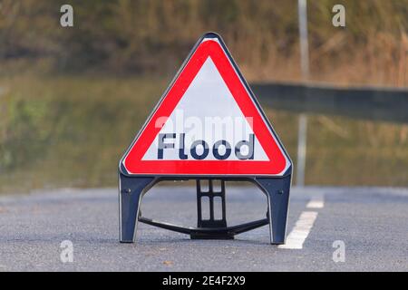 Un panneau d'avertissement d'inondation sur Ledston Mill Lane dans le West Yorkshire après que la tempête Christoph a brouté les inondations dans la région. Banque D'Images