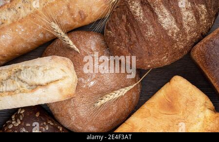 Différentes variétés de pain de blé et de seigle sur une table en bois. Style rustique. Gros plan. Vue de dessus. Banque D'Images