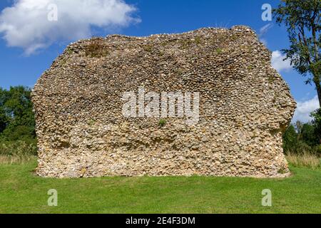 Regardez de près une partie du mur-rideau en pierre du château de Beckhamsted, un château de motte-et-bailey à Berkhamsted, Hertfordshire, Royaume-Uni. Banque D'Images