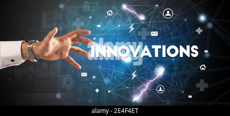 Pointant du doigt sur l'inscription INNOVATIONS, concept de technologie moderne Banque D'Images