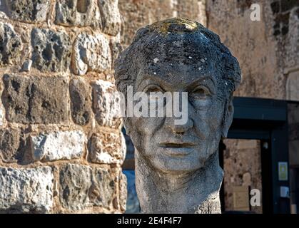 Statues en face du château de Bodum Cevat Şakir Kabaagaclı Ou connu sous le nom de Halikarnas Balikcisi et héroïne Banque D'Images