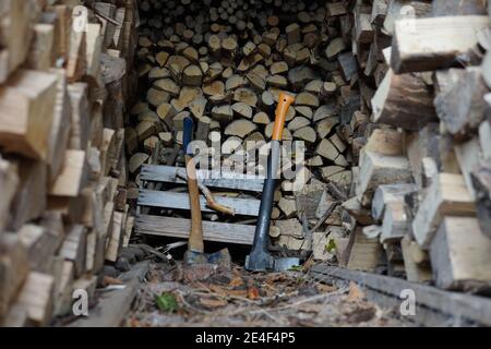 Abri de jardin intérieur avec bois empilé et haches Banque D'Images