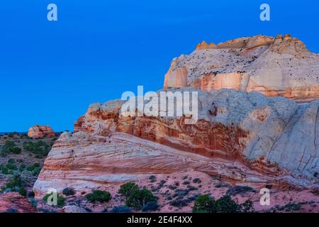 Premier feu sur les formations de grès Navajo de White Pocket, monument national de Vermilion Cliffs, Arizona, États-Unis Banque D'Images