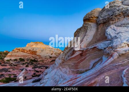 Premier feu sur les formations de grès Navajo de White Pocket, monument national de Vermilion Cliffs, Arizona, États-Unis Banque D'Images