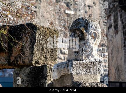 Statues en face du château de Bodum Cevat Şakir Kabaagaclı Ou connu sous le nom de Halikarnas Balikcisi et héroïne Banque D'Images